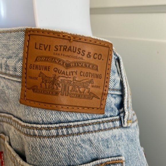 Levi's Premium WEDGIE FIT Light Wash Size 30, High Rise, Straight Leg Distressed - Picture 16 of 17